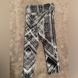 Lululemon Black & White Abstract Print Cropped Leggings – Size 4